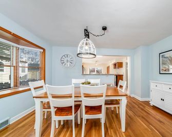 5 Bedroom with Fire Pit, Patio & Large Yard - South Haven - Dining room