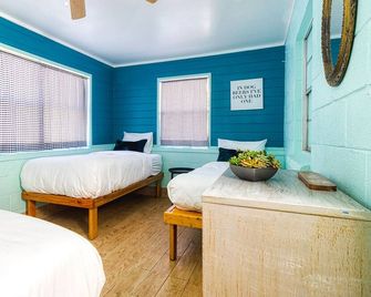 Cute Cabin with Amazing Frio River Frontage, 1 mile from Garner State Park - Concan - Habitación