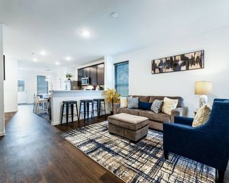 Entire Couzy House - New House w/pool - New Caney - Living room