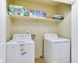 Hike, Golf And Ski Family Home in South - South Jordan - Пральня