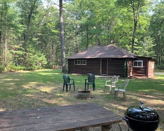 New! The Hideout - Cute, Peaceful, and Dog-Friendly Rustic Cabin on Au Sable River - Oscoda - Patio