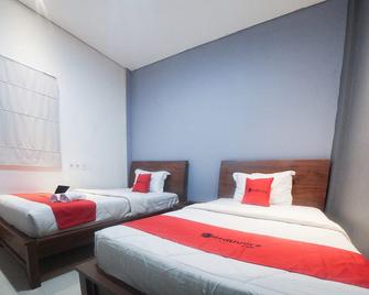 RedDoorz Plus near Green Pramuka Square Mall - Yakarta - Habitación