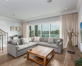 Waterfront Oasis 3 BR/4 beds~3 min walk to beach. - Clearwater - Living room