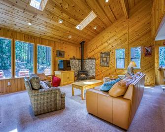 Located In Dorrington - Close To Bear Valley Ski Resort! - Dorrington - Living room