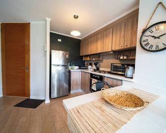 Comfortable apartment steps away from Llanquihue Lake in Puerto Varas. - Puerto Varas - Küche