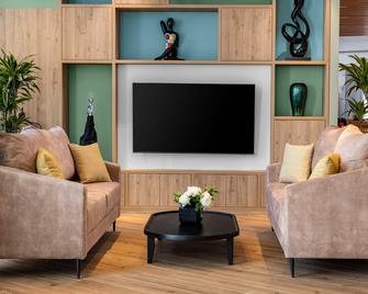 Hilton Garden Inn Baku - Baku - Living room