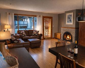 Country Cottage in Brackendale, Squamish - Squamish - Living room