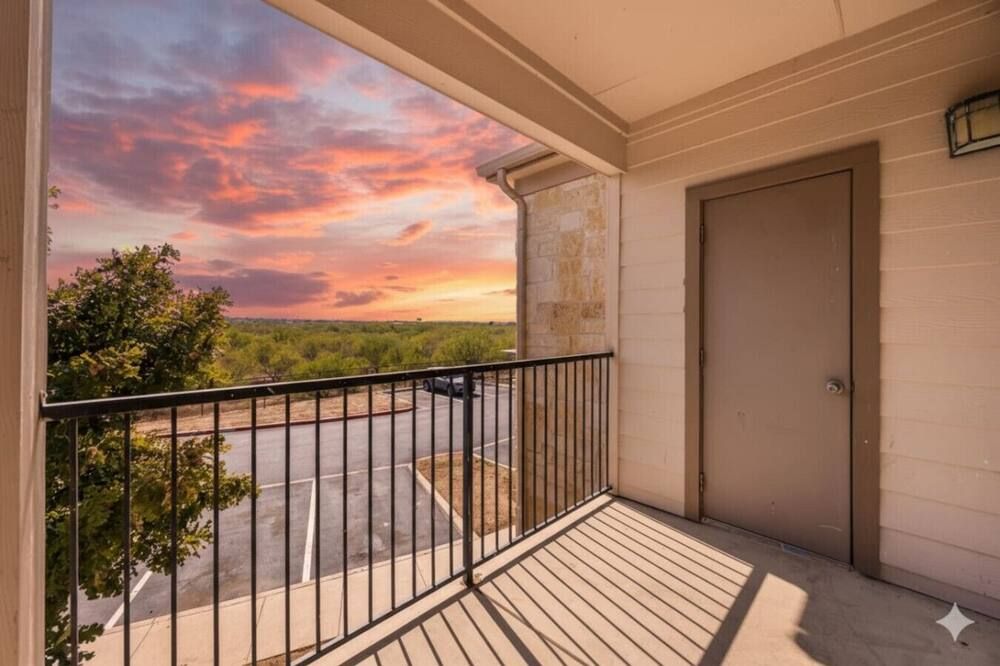Family Getaway | 3br2ba | Pool, Gym, Park - San Antonio - Balkon