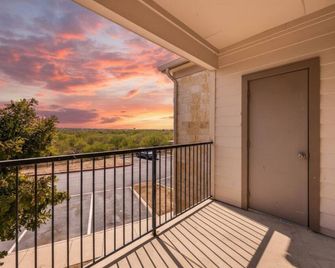 Family Getaway | 3br2ba | Pool, Gym, Park - San Antonio - Balcon