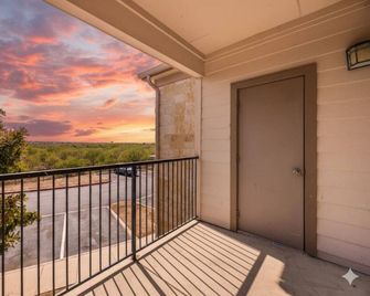 Family Getaway | 3br2ba | Pool, Gym, Park - San Antonio - Balkon