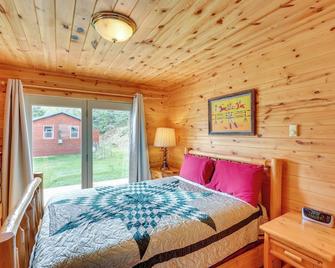 Hike, Ski, ATV and More Deadwood Cabin with Grill - Deadwood - Bedroom