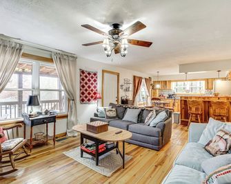 Walk to Little River Falls Lakefront Cabin - Форт-Пейн - Вітальня