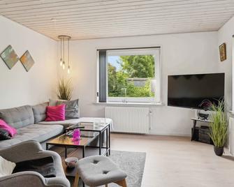 Cozy And Personal Village House - Hjorring - Obývací pokoj