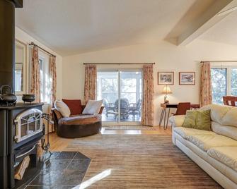 Cozy cottage nestled along 90ft of pristine Georgian Bay pebble beachfront - Wiarton - Living room