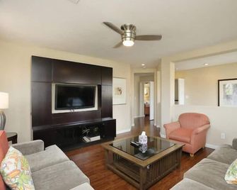 4 bedrooms 3 bathrooms. Easy access to stripe. Pet and family friendly. - Enterprise - Sala de estar