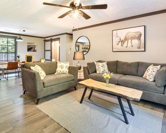 Secluded Mountain Retreat 30 Mi to Asheville! - Marion - Living room