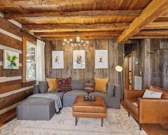 Cozy Lux Cabin With Game Room - Murfreesboro - Living room