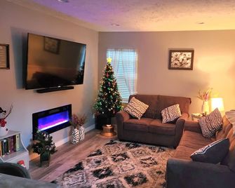 Fresh and New 3 bedroom - 1 mile from Interstate access! - Omaha - Living room