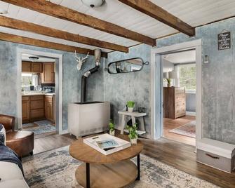 Creekside Cabin w Hot Tub, Fire Pit, Grill, WiFi! - Basye - Sala de estar