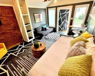 Charming, bungalow + hot tub in NODA district of Charlotte. 10 min f/uptown. - Charlotte - Wohnzimmer