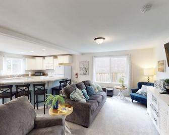 Lighthouse By The Cove - Seaside - Living room