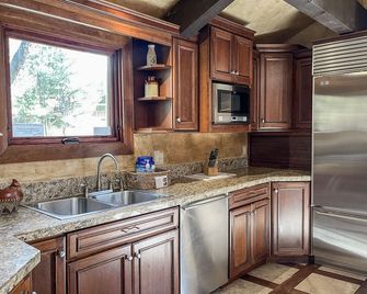 The Ponderosa On Chalk Creek Creekside Mountain Home - Nathrop - Cocina