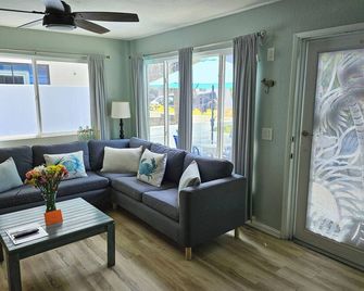 Luna Azul, cozy condo only steps to Mission Beach! Free Internet - 聖地亞哥 - 客廳