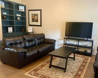 413 Sunnyside Dr - Kingsland - Вітальня