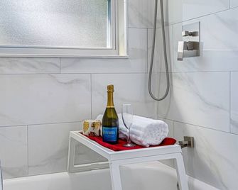 Charming & Renovated Home 20 Minutes from Tampa - Brandon