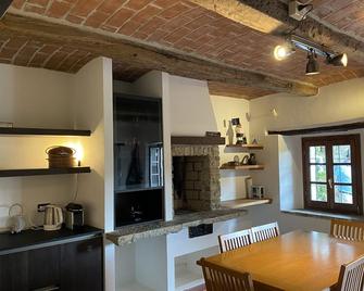 Beautiful farmhouse in Loazzolo, Piedmont, with private pool and panoramic views - Bubbio - Cocina