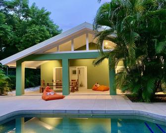 Casa Pipa - Beautiful Beach Front House with Yoga deck & Pool - Playa Grande - Piscina