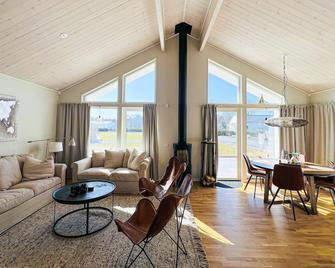 3 Bedroom Cozy Home In Grebbestad - Grebbestad - Wohnzimmer