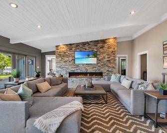 Lake Norman Breakaway - Mooresville - Living room