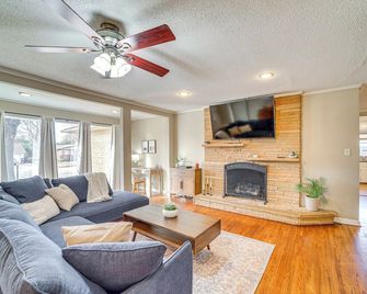 Tulsa Home 5 Mi to Downtown Groups Welcome! - Tulsa - Living room