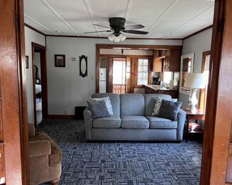Spacious Modern Cabin with a Fire Pit near Apostle Islands in Wisconsin - Ashland - Living room
