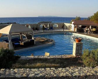 LASSION GOLDEN BAY by LA WHITE - Sitia - Zwembad