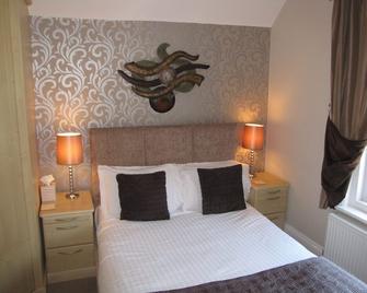 Ashmira Guest House - Weymouth - Bedroom