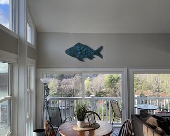 Newly Renovated 2 bedroom with loft 1.5 bathrooms, beautiful views, pool, condo - Huddleston - Balcón