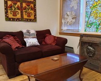 Cozy studio with WiFi and AC in charming Sunbury - Sunbury - Living room