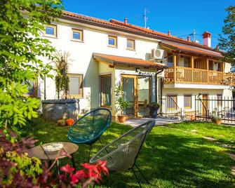 Zenja Apartments - Property with Cozy Garden & Free Private Parking - Divača - Gebäude