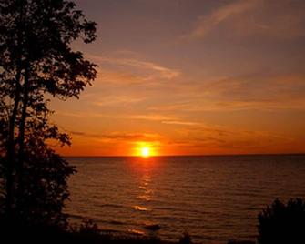 Luxury Algoma Lakehouse, 310ft of private shore, Fire pit and yard on shore! - Algoma