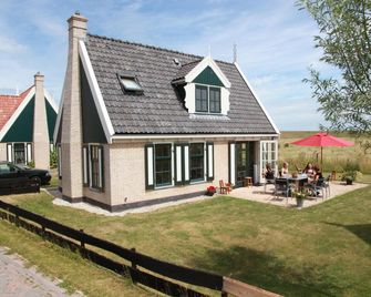 Cozy Villa with Garden near Wadden Sea - Hippolytushoef - Edificio