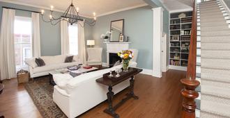 The Aerie Bed and Breakfast - New Bern - Living room