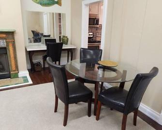 2 bed, 1 bath riverfront loft - Salisbury - Dining room