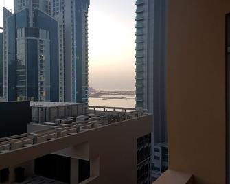 Modern & Family Friendly Apartment - Manama - Balcony