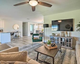 Dog-Friendly Sun City Home on Golf Course! - Sun City - Living room