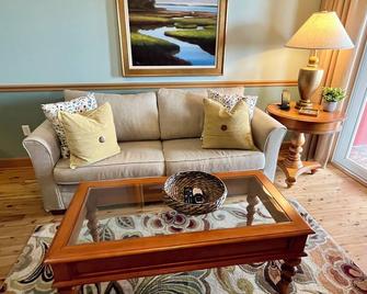 Enjoy Sunrise views over the Apalachicola River from this 3rd floor condo - Apalachicola - Obývací pokoj