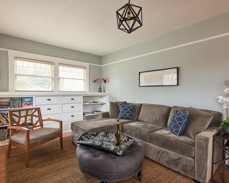 Waterfront Boutique Bungalow Two -Walk to Ferry to San Francisco - Vallejo - Living room