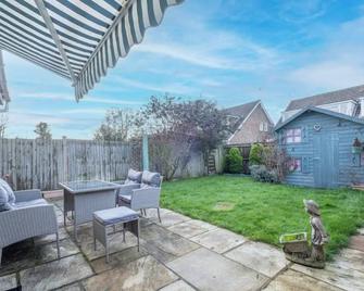 Maidenhead 4Bed and 2BA with Parking - Maidenhead - Patio