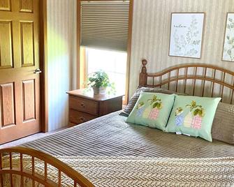 Perfect place to enjoy fall foliage and also plan your winter snowmobile getaway - Richfield Springs - Bedroom